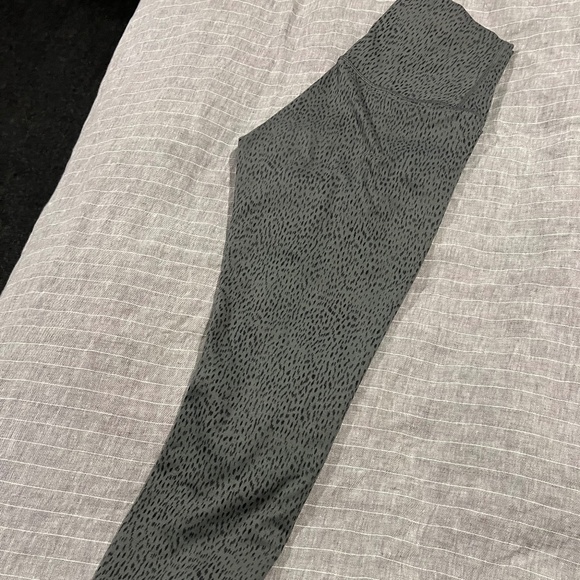 Lululemon Leggings - Size 6 Capri - Grey Animal Print - Picture 1 of 3